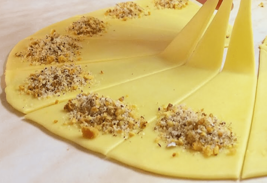 Кулінари опублікували рецепт неймовірно смачних рогаликів із маком і горіхами