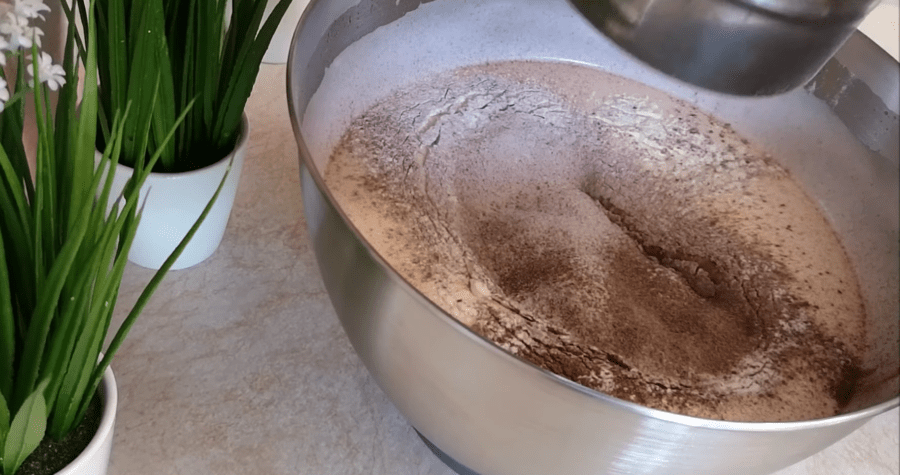Рецепт пухкої і вологої шоколадної шарлотки з яблуками