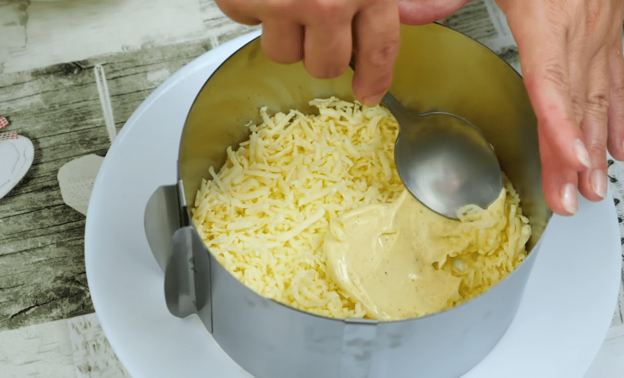 Рецепт ніжного і ситного салату Мімоза по-новому