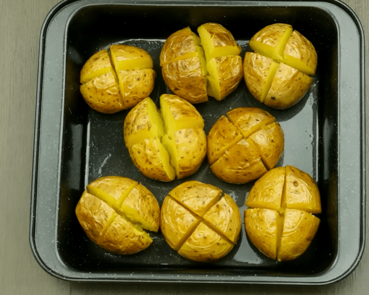 Рецепт соковитої, смачної і ароматної картоплі у духовці