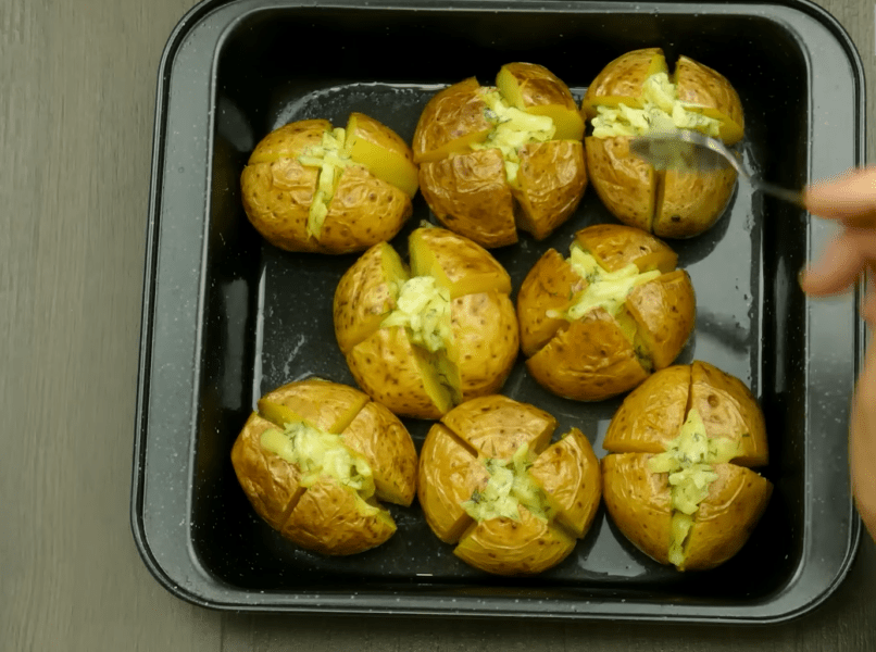 Рецепт соковитої, смачної і ароматної картоплі у духовці