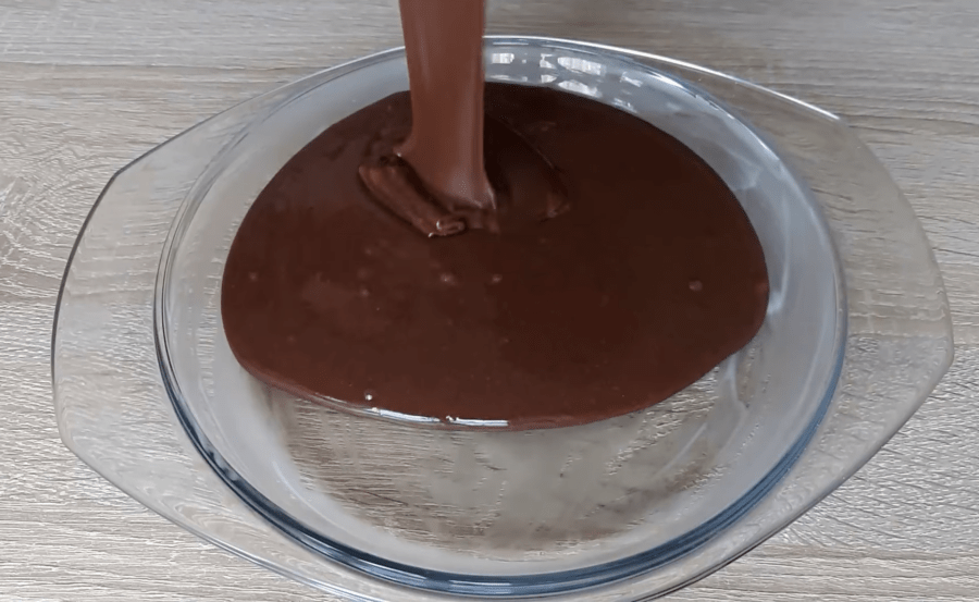 Рецепт швидкого і смачного шоколадного торта: коржі готуються в мікрохвильовці