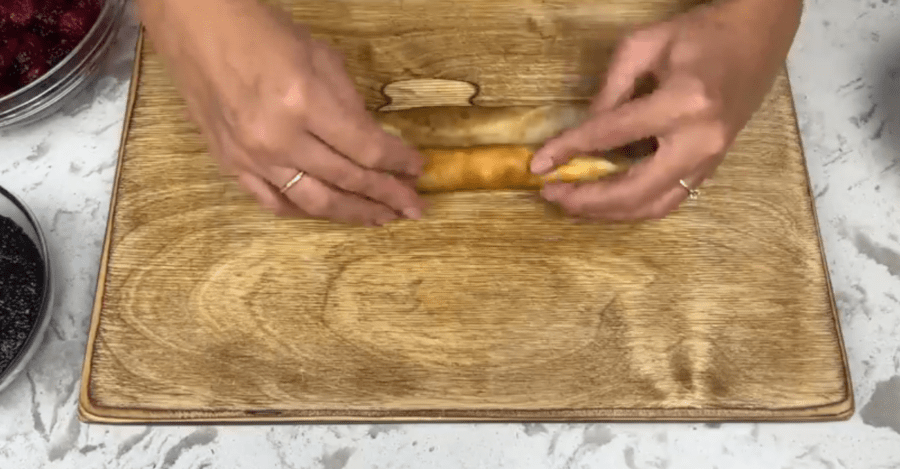 Рецепт святкових млинців з потрійною начинкою з сиру, вишні і маку. Фото: Ліза Глінська