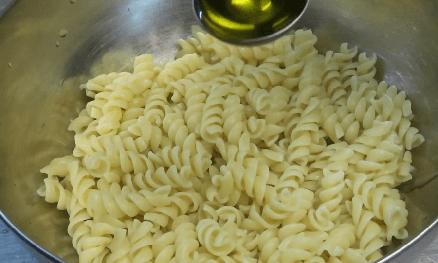 Рецепт пікантного і дуже смачного салату з макаронами по-італійськи