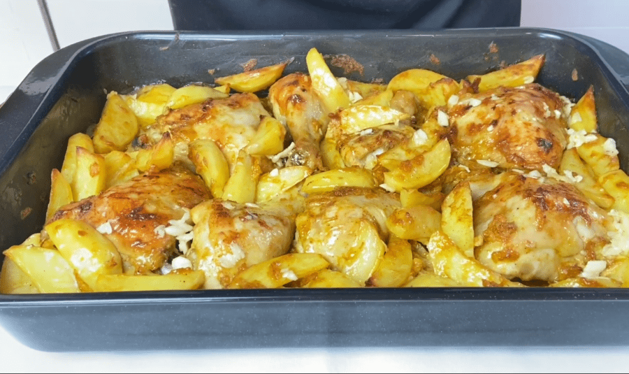 Рецепт соковитої запеченої курки у духовці з картоплею