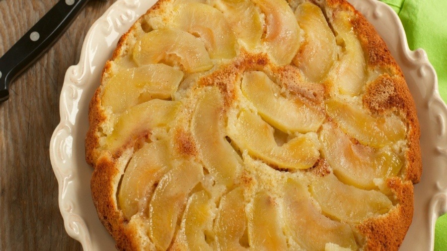 Яблучний пиріг без духовки й всього за 30 хвилин