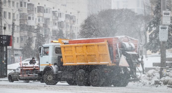 У Києві прогнозують снігопад та ожеледицю: пішоходів та водіїв закликають бути уважними 22-29 листопада 