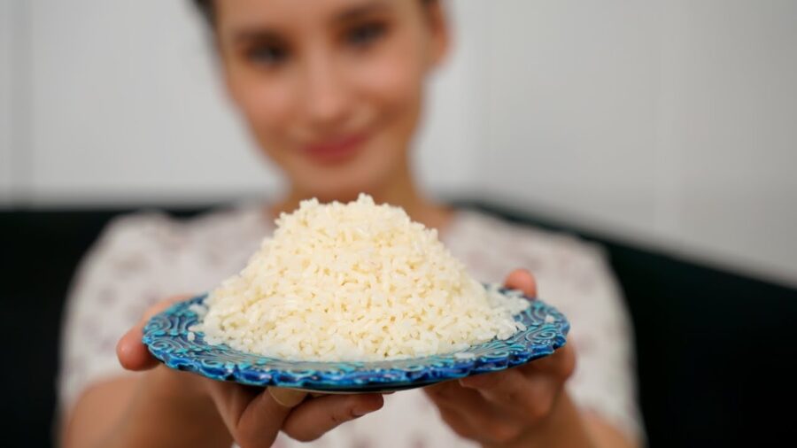 Кулінари розкрили секрет, як приготувати розсипчастий рис у домашніх умовах