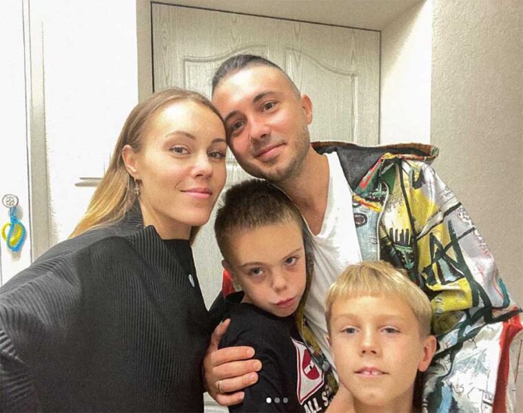 Тарас Тополя з дружиною та синами 