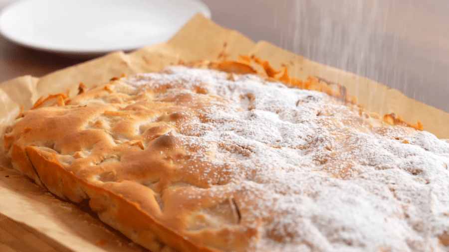 Рецепт смачного яблучного пирога з корицею