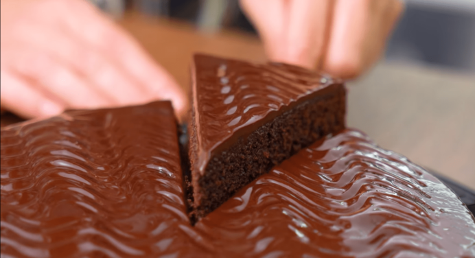 Легендарний мега шоколадний торт: пористий, пухкий та з ванільним ароматом. Просто змішую всі інгредієнти 