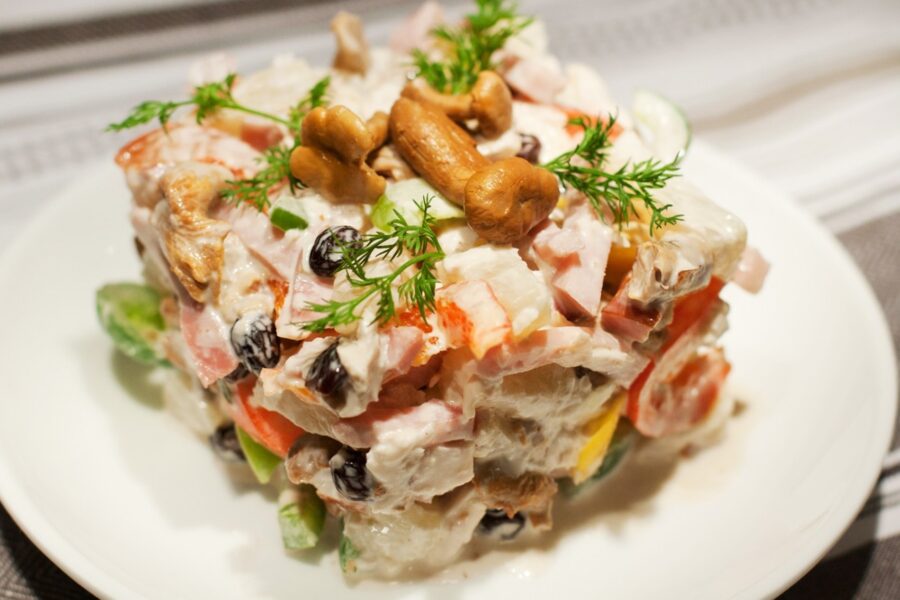 Кулінари поділились рецептом смачного салату на Новий рік 2024 з грибами та куркою