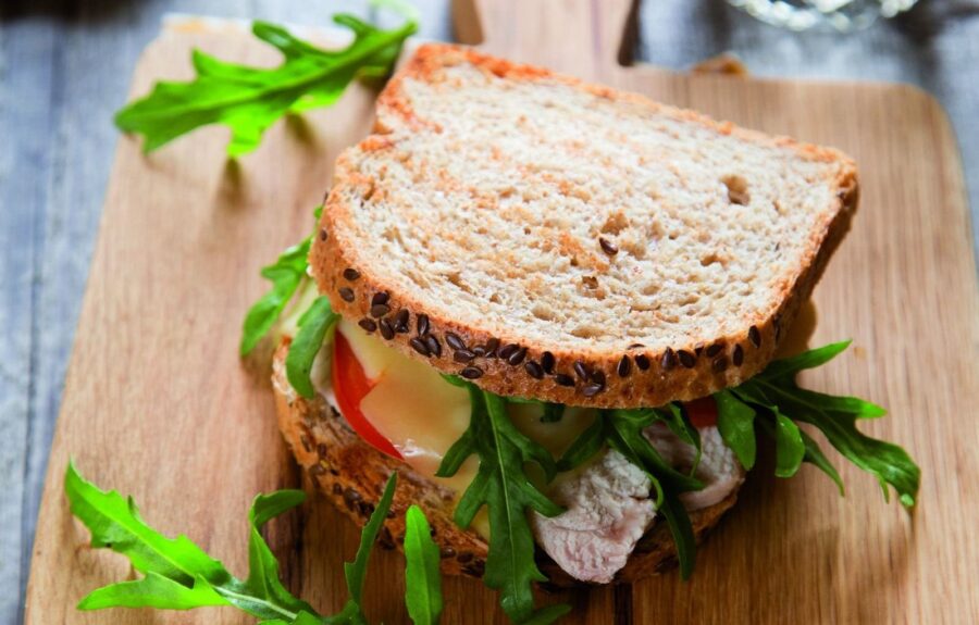 Простий рецепт ароматних і ситних бутербродів зі свіжими овочами та соусом