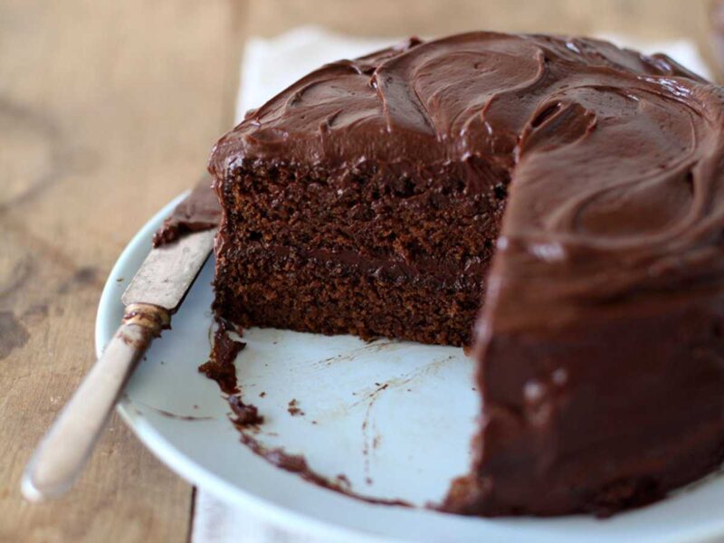 Найпростіший рецепт святкового шоколадного торта з кремом на всі випадки життя