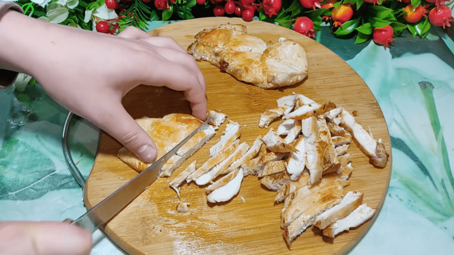 Рецепт смачного салату з куркою на святковий стіл: свіжий і ситний