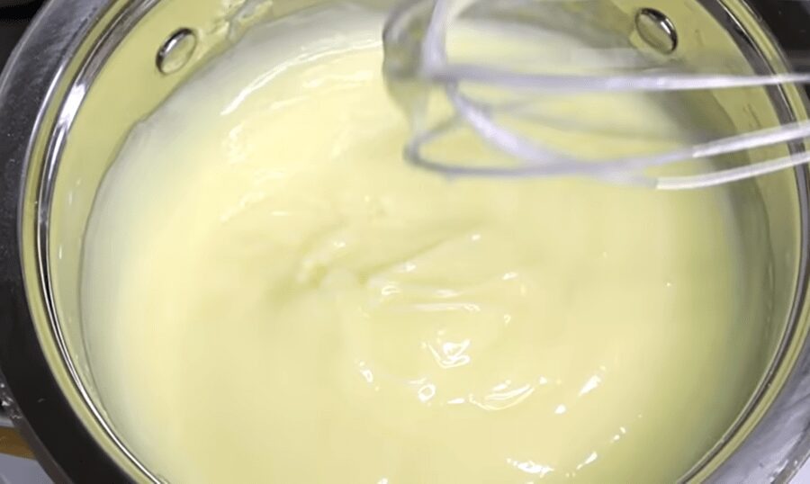 Рецепт смачного яблучного пирога з кремовою заливкою