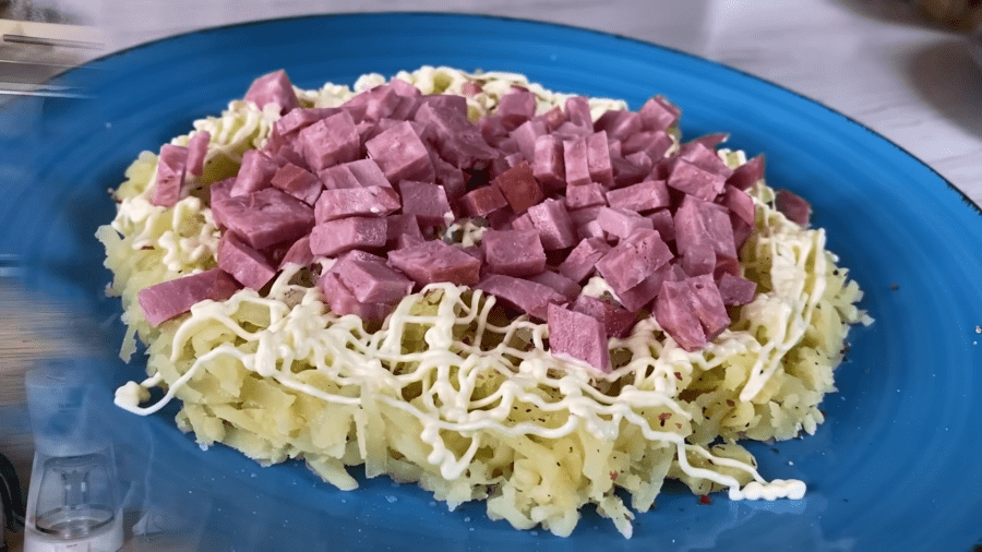 Рецепт смачного і ситного салату з м'ясом і грибами на Новий рік