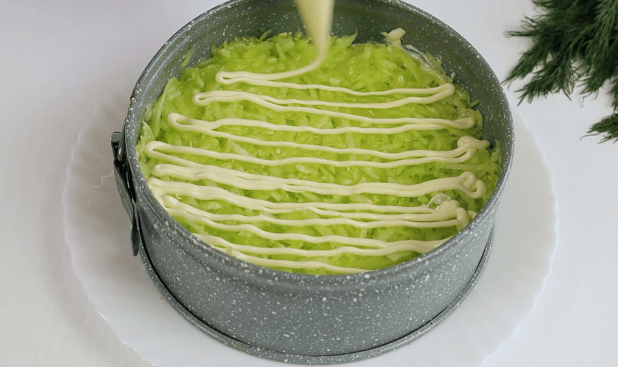  Рецепт нового салату з крабовими паличками: дуже ніжний і свіжий