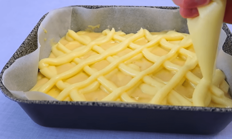 Рецепт смачного яблучного пирога з кремовою заливкою