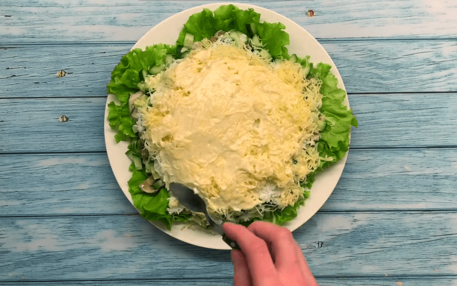Рецепт смачного і ситного салату з куркою, грибами і чіпсами