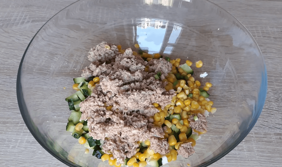 Рецепт смачного і корисного салату з консервованим тунцем