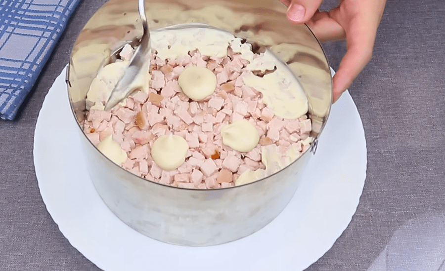 Рецепт ситного і свіжого салату з куркою і сиром на Новий рік 2024
