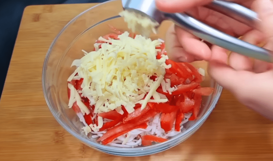 Рецепт свіжого і соковитого салату з крабовими паличками Червоне море