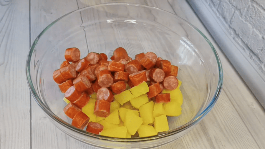 Рецепт ситного і смачного салату Мисливський з ковбасками 