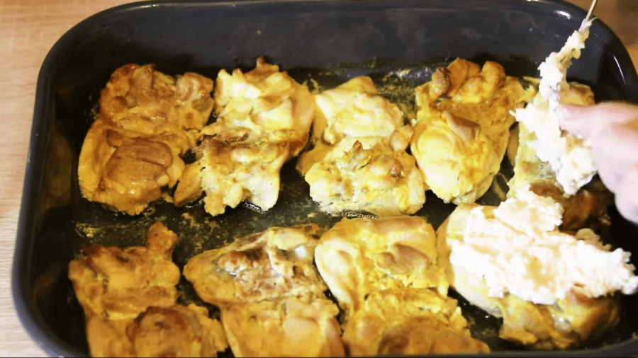 Рецепт соковитих курячих стегенець по-гавайськи з ананасами