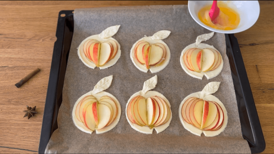 Рецепт ніжних і ароматних слойок з яблуками і корицею