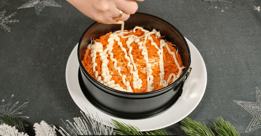 Рецепт ситного і смачного салату з сиром і корейською морквою