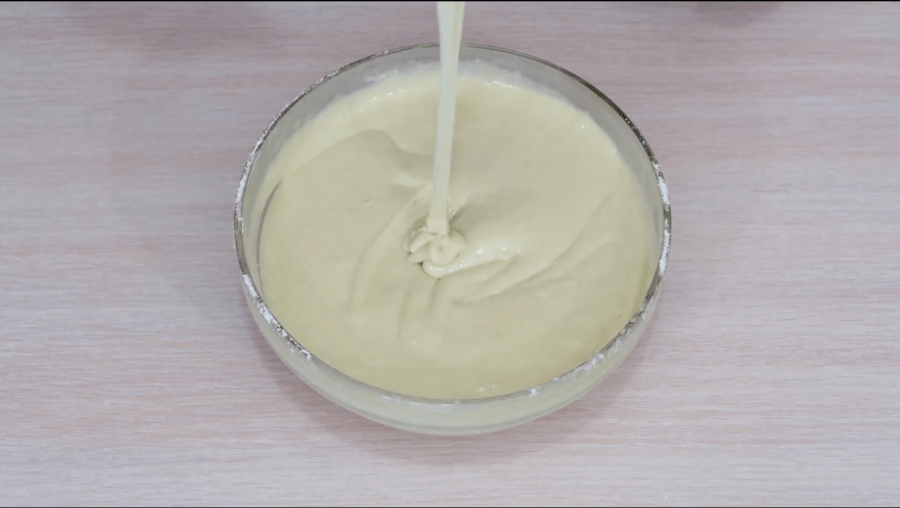Рецепт пишного і вологого пирога на мінералці за 5 хвилин