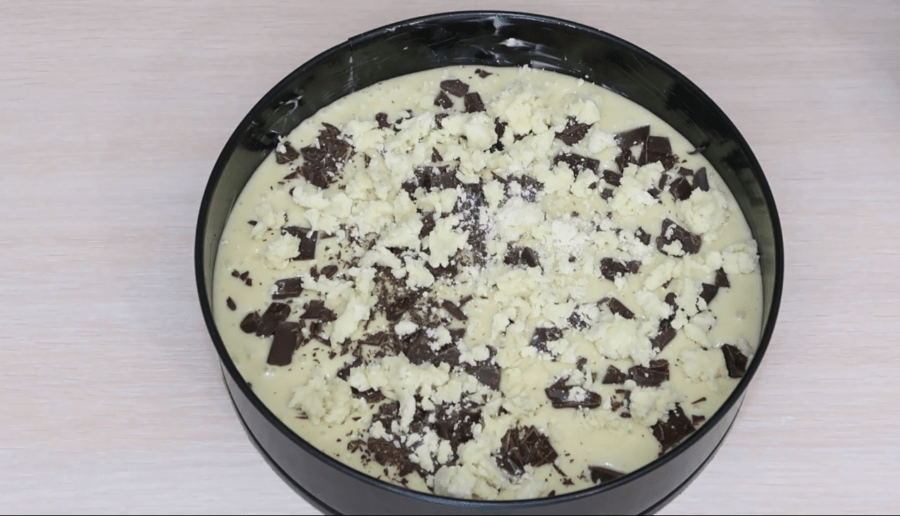 Рецепт пишного і вологого пирога на мінералці за 5 хвилин