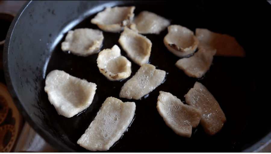 Рецепт запеченої картоплі з салом: смачна вечеря за копійки