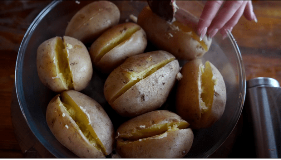 Рецепт запеченої картоплі з салом: смачна вечеря за копійки