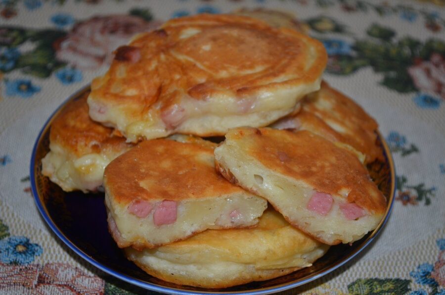 Кулінари поділились простим рецептом смачного сніданку з оладок із ковбасою та сиром