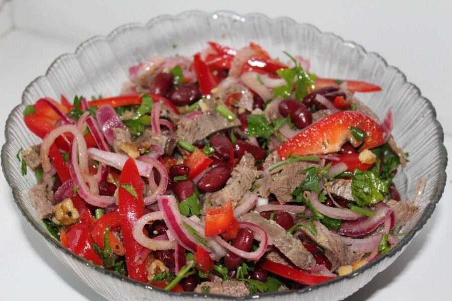 Кулінари поділились простим рецептом смачного салату з волоськими горіхами та яловичиною