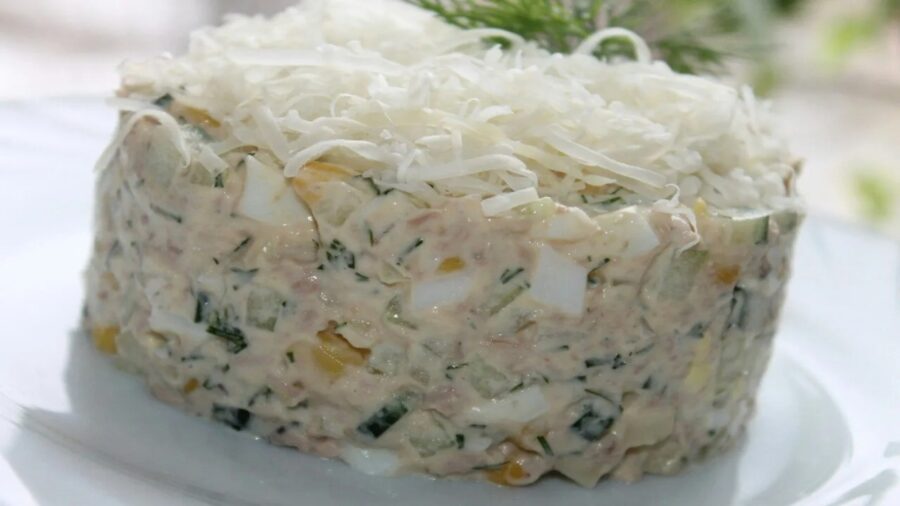Рецепт салату з печінки тріски, рисом, огірками та зеленню