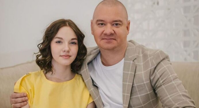 15-річна донька відомого артиста Євгена Кошового попозувала на камеру: вельветовий костюм та високі підбори 