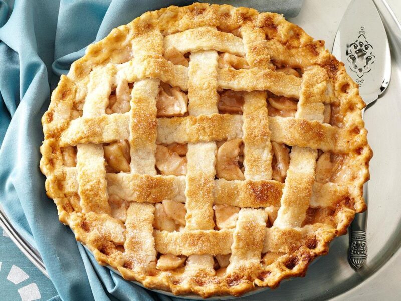 Кулінари поділились найпростішим класичним рецептом смачного яблучного пирога