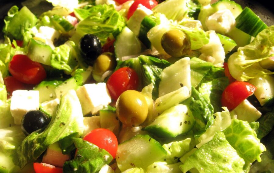 Кулінари розповіли, як приготувати незвичайний салат на Новий рік 2024 з горіхами й оливками