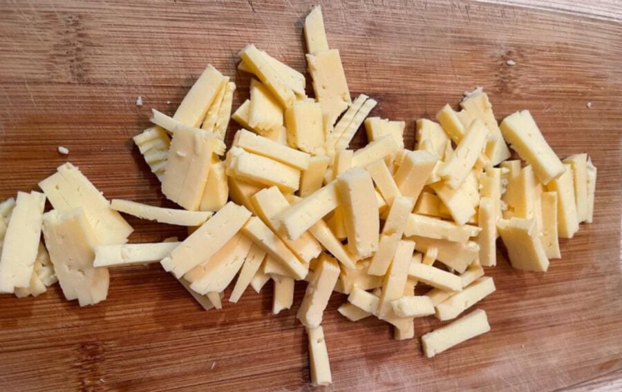 Наріжте сир