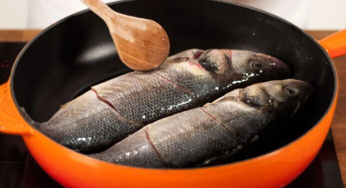 Забула, що таке сморід під час смаження риби: простий лайфхак, як позбутись від неприємного запаху на кухні 