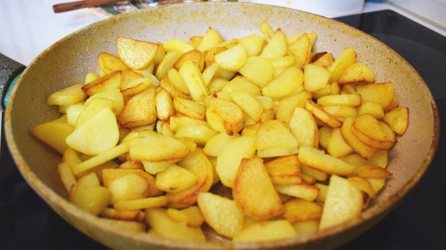 Кулінари поділились рецептом ідеальної смаженої картоплі, яка ніколи не прилипає до сковороди