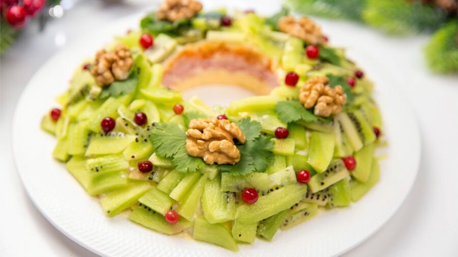 Рецепт смачного салату на Новий рік з шинкою і ківі