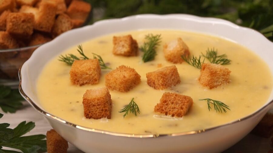 Кулінари поділились дуже простим рецептом смачного крем-супу з картоплі та грибів