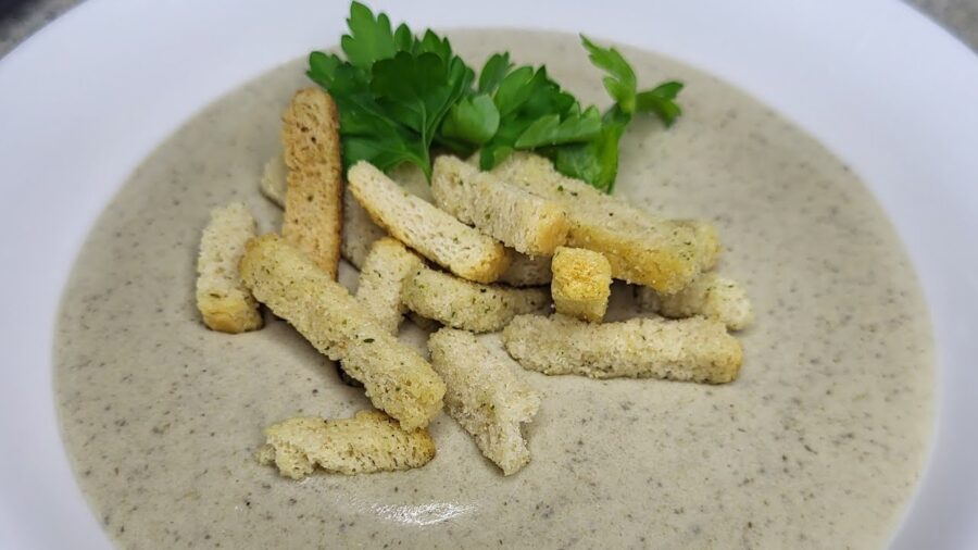 Кулінари поділились дуже простим рецептом смачного крем-супу з картоплі та грибів