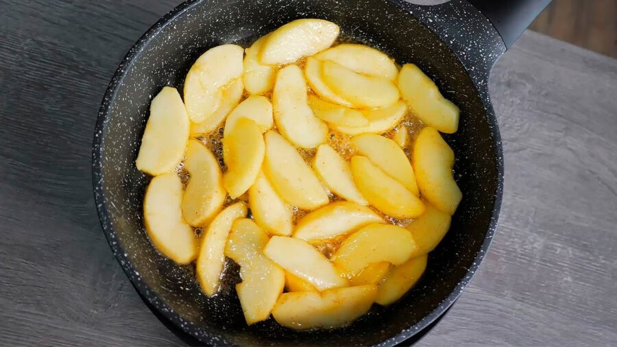 Як просто та швидко приготувати яблучний пиріг без духовки в домашніх умовах