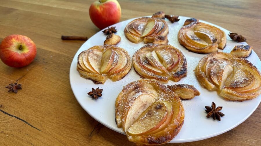 Рецепт ніжних і ароматних слойок з яблуками і корицею