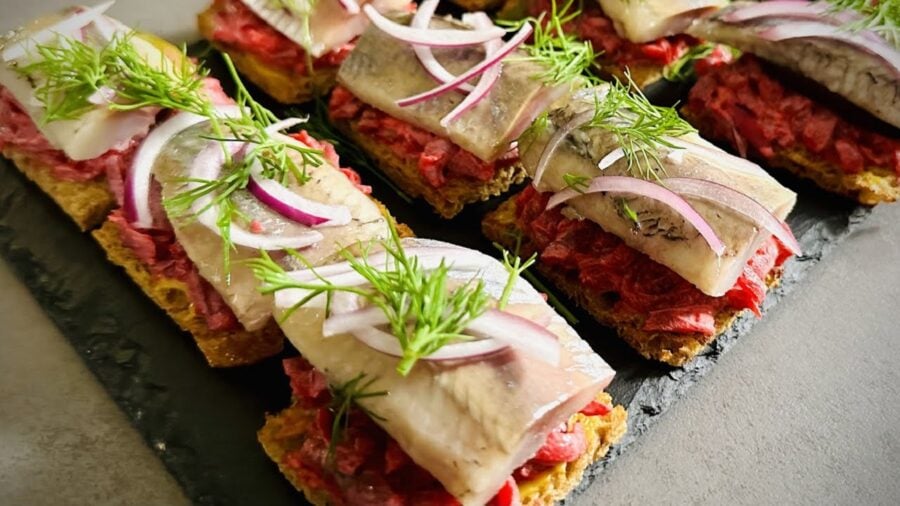 Рецепт святкових міні-бутербродів з оселедцем і буряком